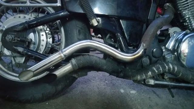 Țeavă de evacuare refăcută, montată pe motocicletă